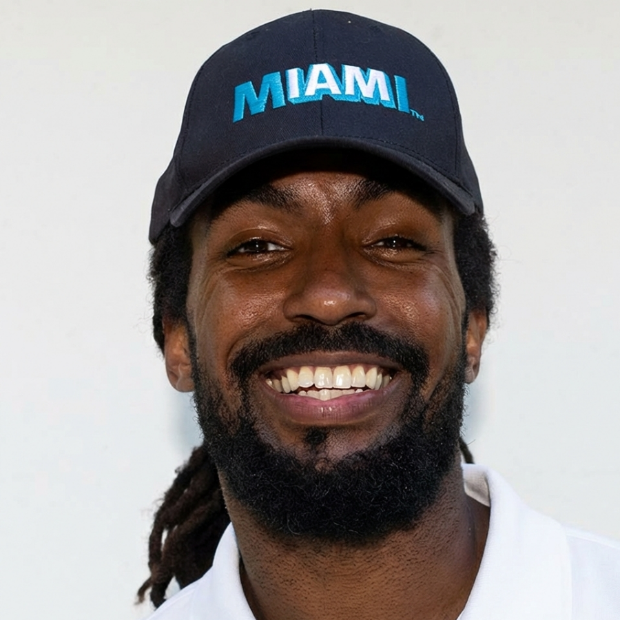 Man wearing the black Lincoln Road Miami cap, six-panel with curved brim